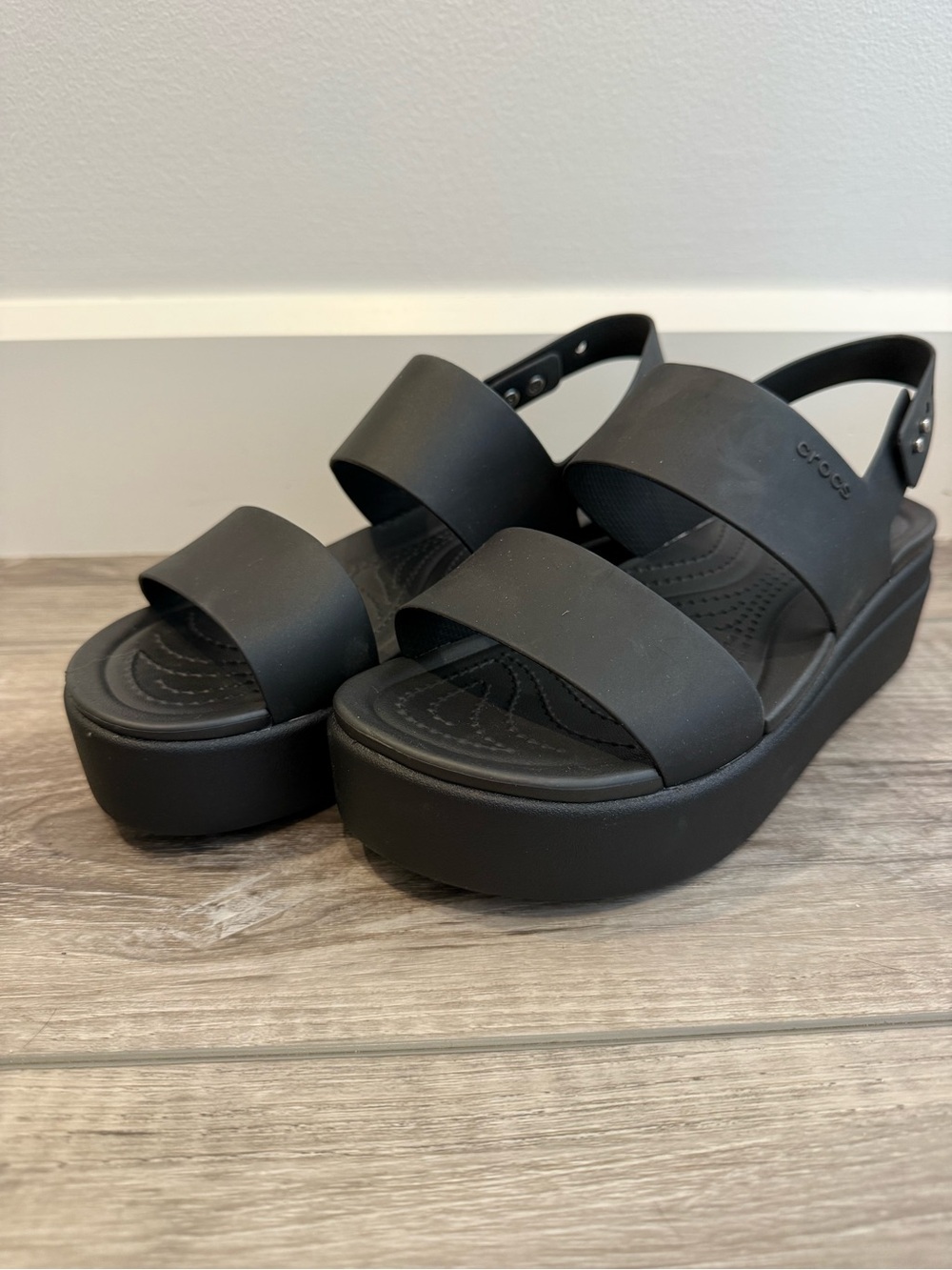 CROCS Women's Black Platform Strappy Sandal